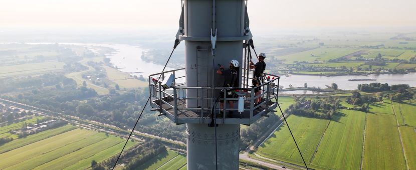 Topje van Meetmast Cabauw met polderlandschap op de achtergrond.