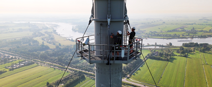 Topje van Meetmast Cabauw met polderlandschap op de achtergrond.